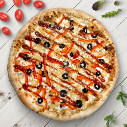 Пицца с курицей, сладким чили и ананасами