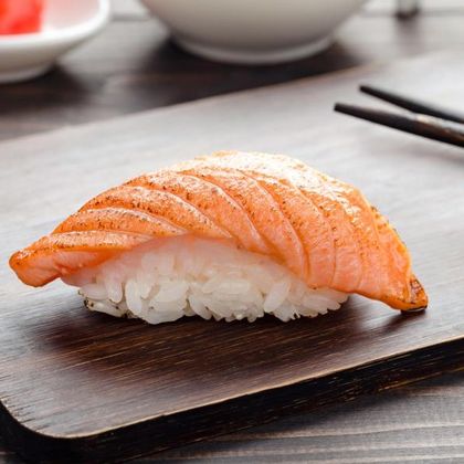 Нигири с опаленным лососем