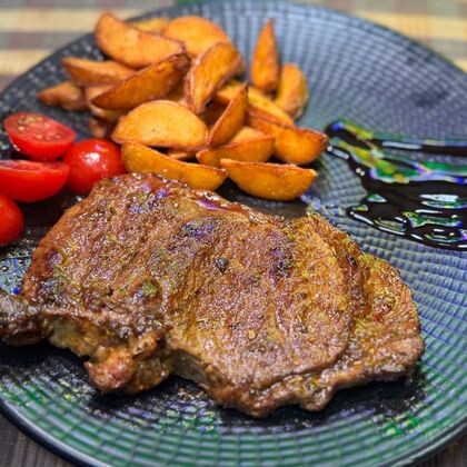 Стейк из говядины с картофелем по-деревенски