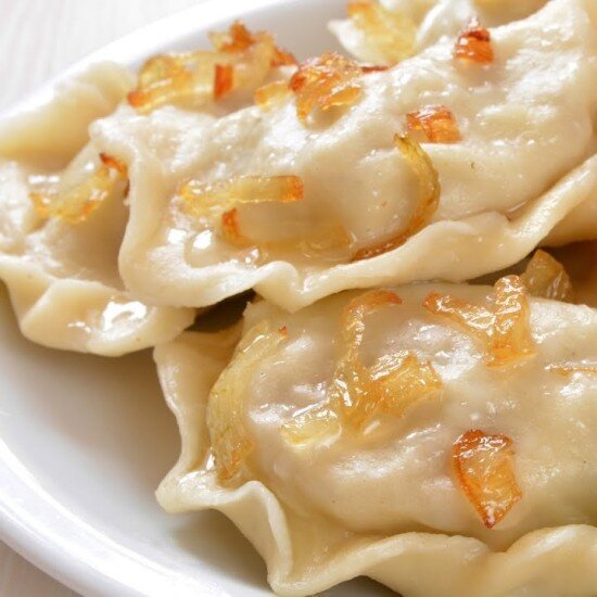 Вареники с квашенной капустой и шкварками