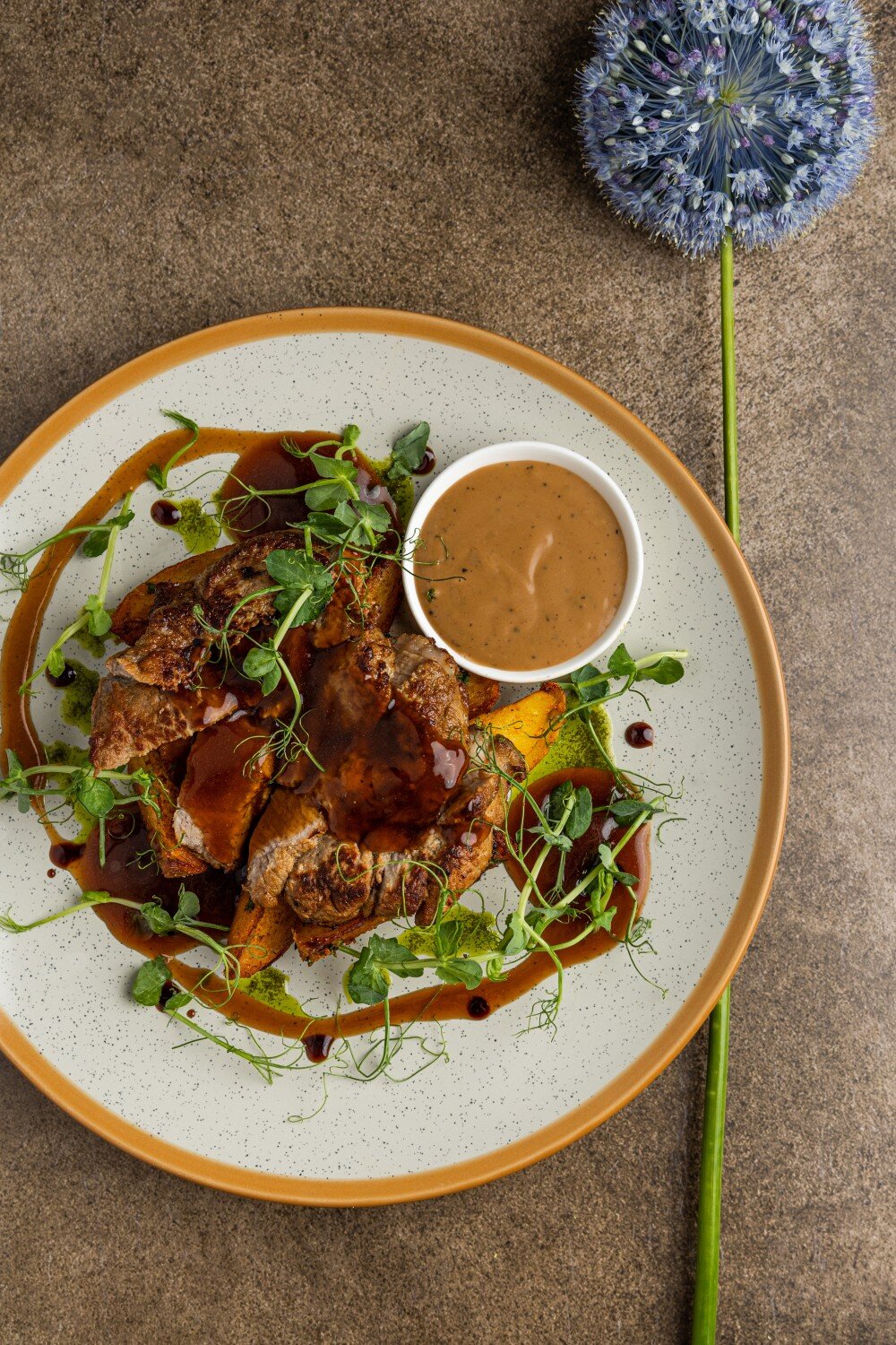 Телячья отбивная с запеченным картофелем в специях