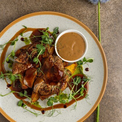 Телячья отбивная с запеченным картофелем в специях