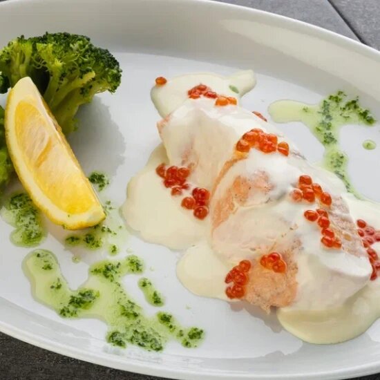 Лосось в сливочно-икорном соусе на пару