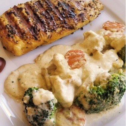 Курица гриль с овощами в сливках