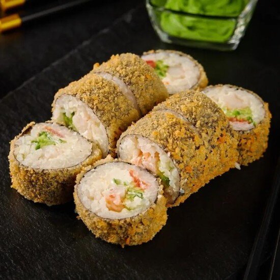 Жареный ролл с тигровой креветкой