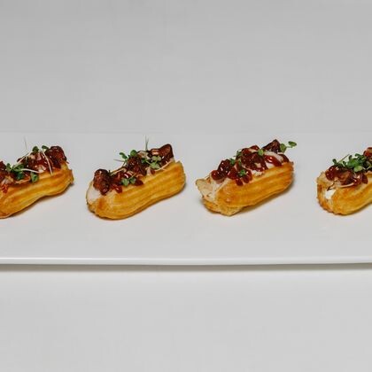 Эклеры с цыпленком и соусом барбекю