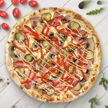 Пицца с беконом, грибами и маринованными огурцами