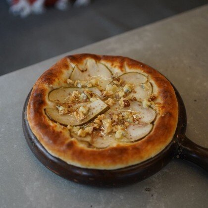 Хачапури с грушей и горгонзолой