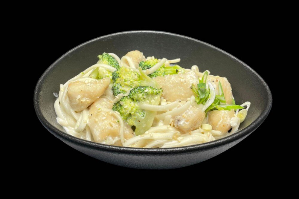 Удон сливочный с курицей и брокколи