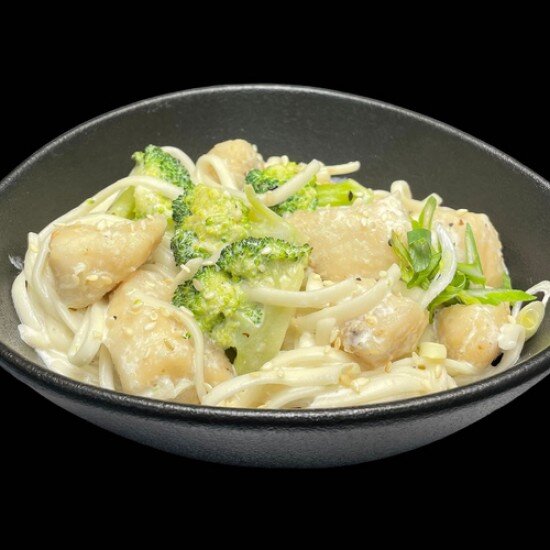 Удон сливочный с курицей и брокколи