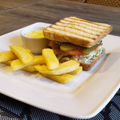 Большой сэндвич с курочкой и фри 250/90/50 г