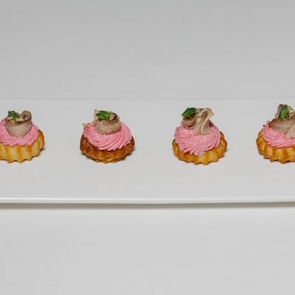Профитроли со свекольным муссом и уткой