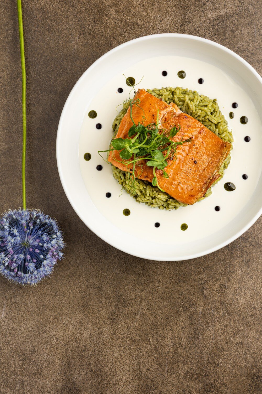 Стейк из саянской форели с рисом басмати и сливочным соусом