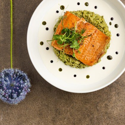 Стейк из саянской форели с рисом басмати и сливочным соусом