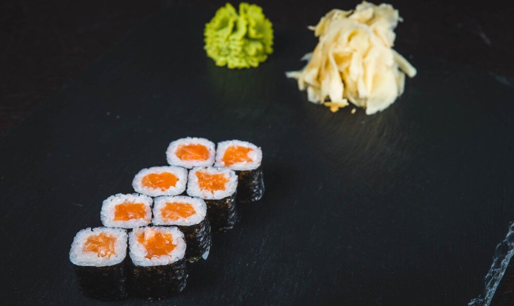 Ролл с лососем