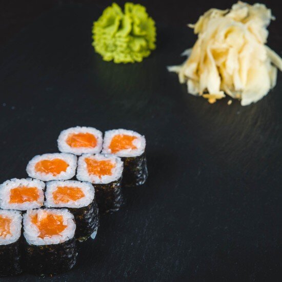 Ролл с лососем