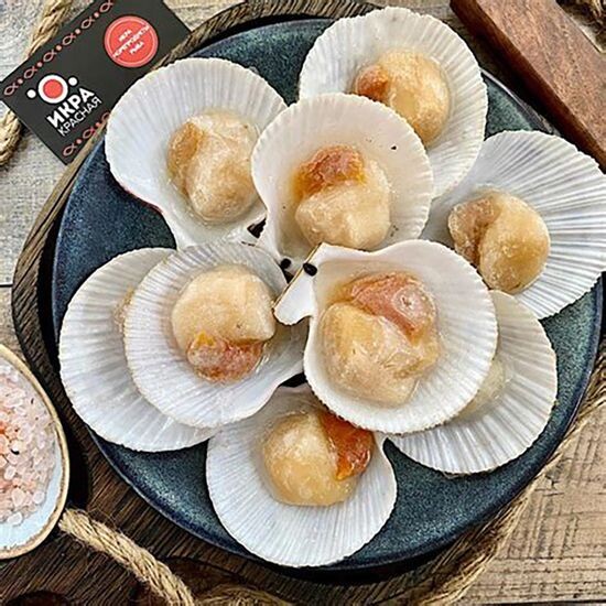 Гребешок на полустворке ассорти