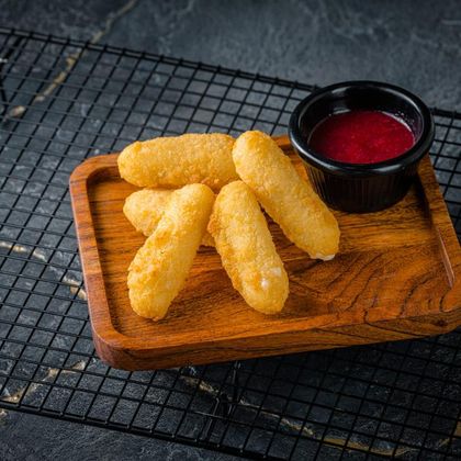 Сыр жаренный с ягодным соусом