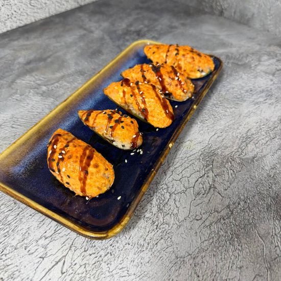 Запеченные мидии с рисом под сырным соусом спайс