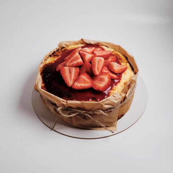 Чизкейк Сан-себастьян с ягодным соусом и свежей клубникой

БЕЗ САХАРА