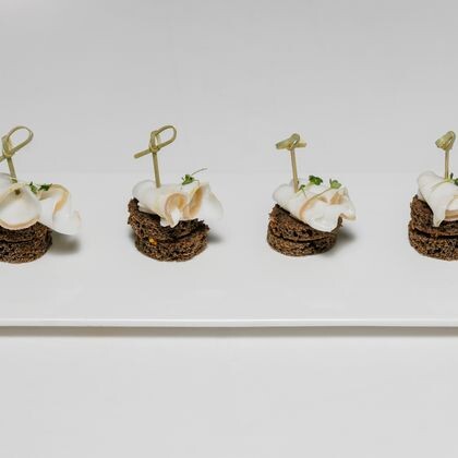 Канапе на ржаном хлебе с салом