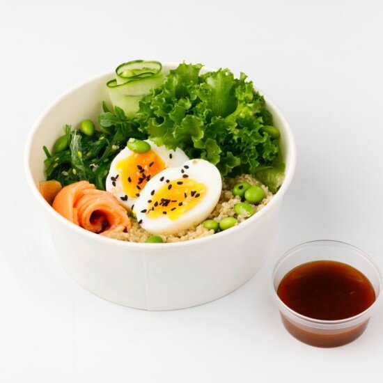 Боул с форелью и киноа