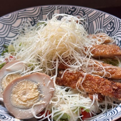 Салат «Цезарь с цыплёнком в сухарях»