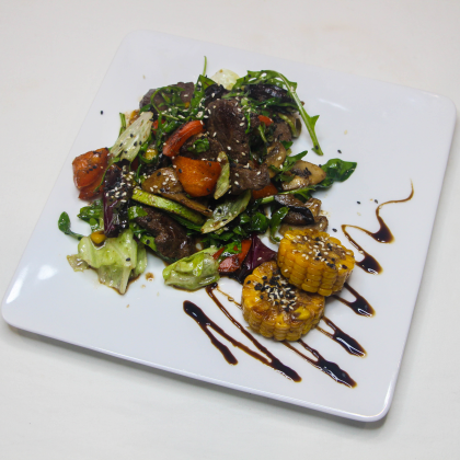 Теплый салат с говядиной