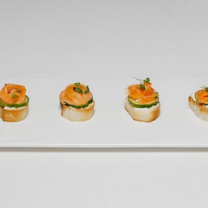 Тапас на белом багете с лососем и огурцом