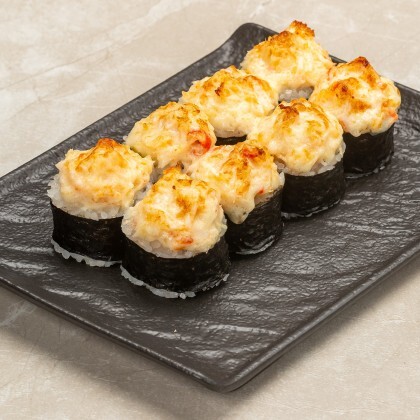 Запечённый ролл с крабом и сыр моцарелла
