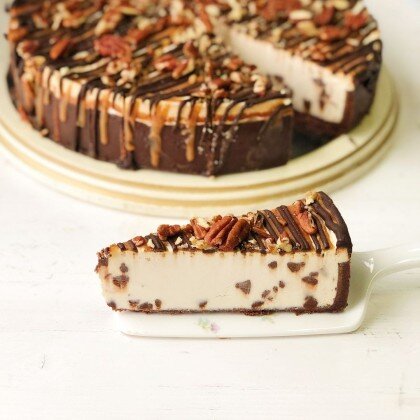 Чизкейк Нью-Йорк с шоколадом, карамелью и орехами