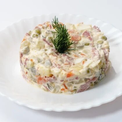 Салат «Оливье» с колбасой
