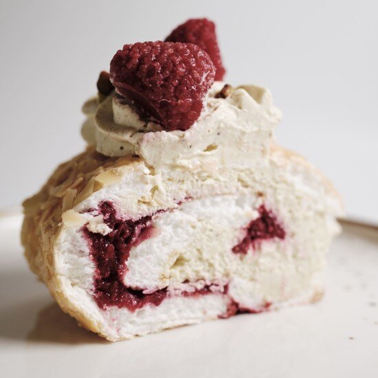 Меренговый рулет фисташка-вишня