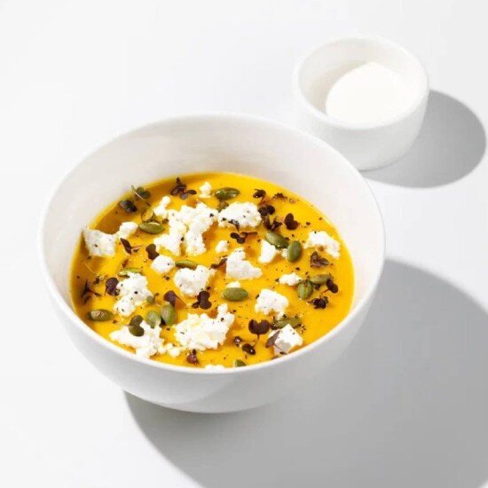 Суп-пюре тыквенный с фетой, сливками и тыквенными семечками