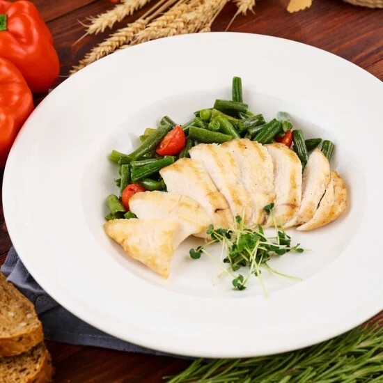 Куриная грудка на гриле со стручковой фасолью и томатами черри