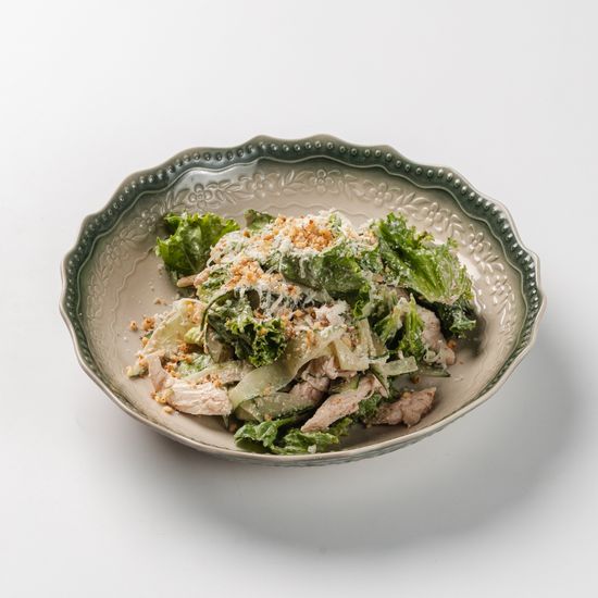Рваная отварная курица с огурцами