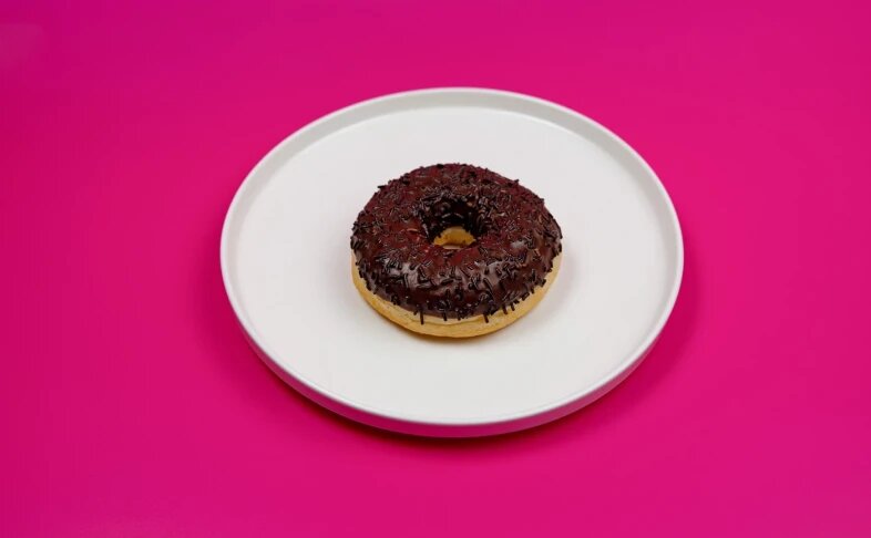 Донат с шоколадной начинкой