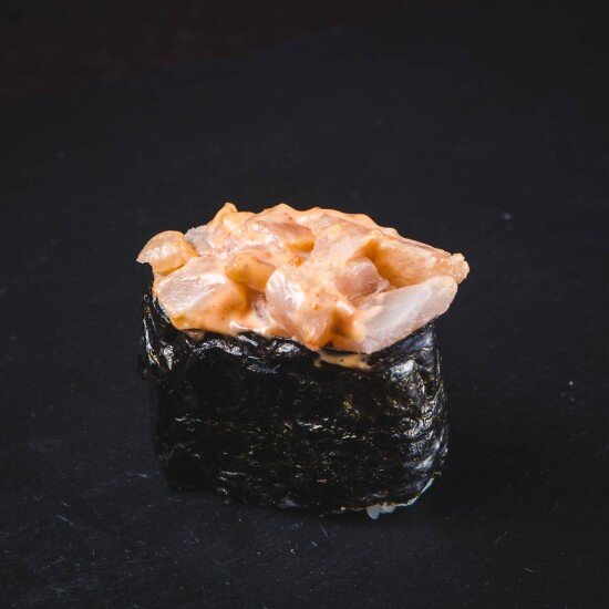 Гункан с окунем спайси