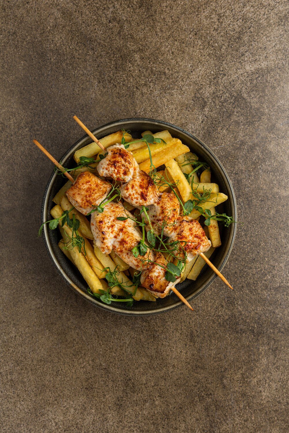 Шашлычок из цыпленка с картофелем фри и соусом тартар