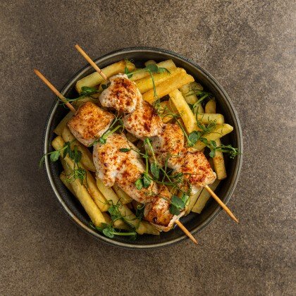 Шашлычок из цыпленка с картофелем фри и соусом тартар