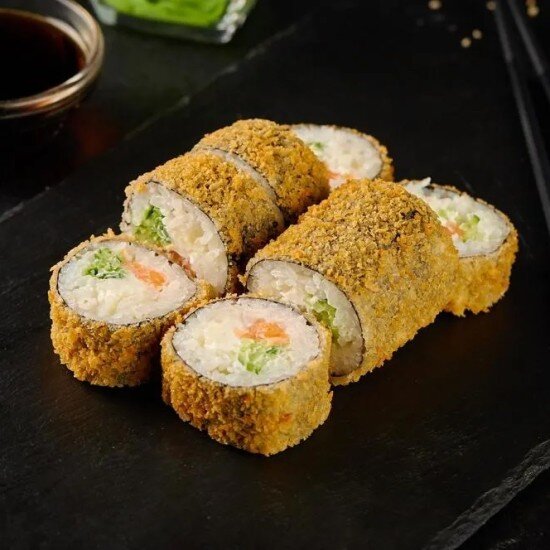 Жареный ролл с лососем