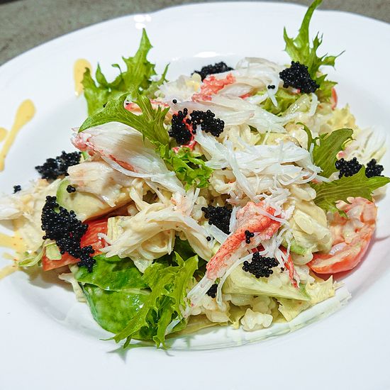 Салат с камчатским крабом и авокадо