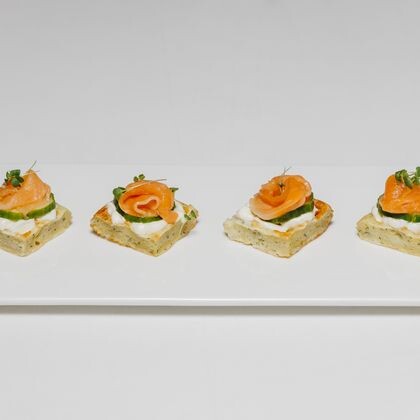 Тапас на картофельной вафле с лососем и огурцом