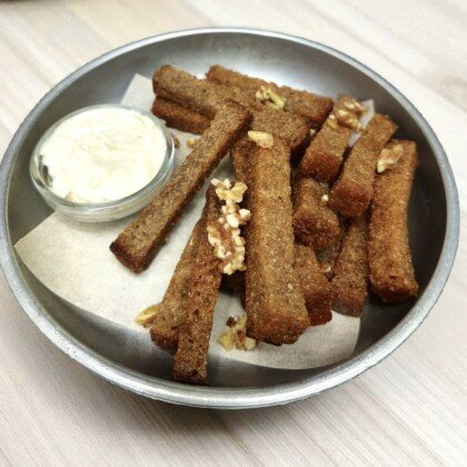 Гренки чесночные с чесночным соусом