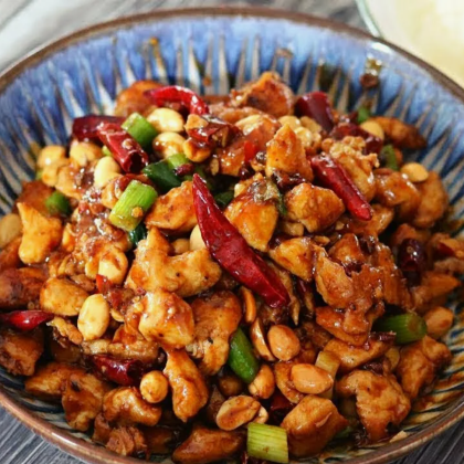 Цыпленок с орехами в пикантном соусе "Гунбао"