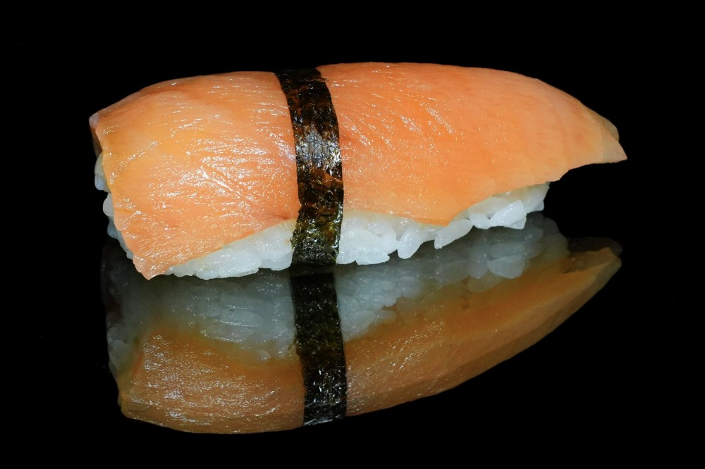 Суши с лососем