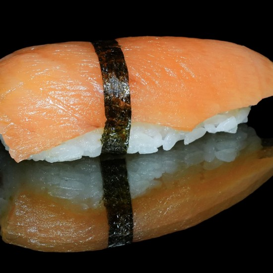 Суши с лососем