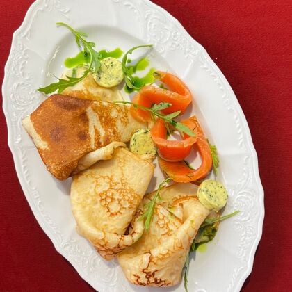 Блинчики с семгой слабой соли и зеленым сливочным маслом