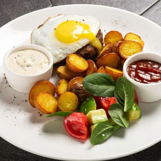 Рубленая котлета с яйцом и гарниром