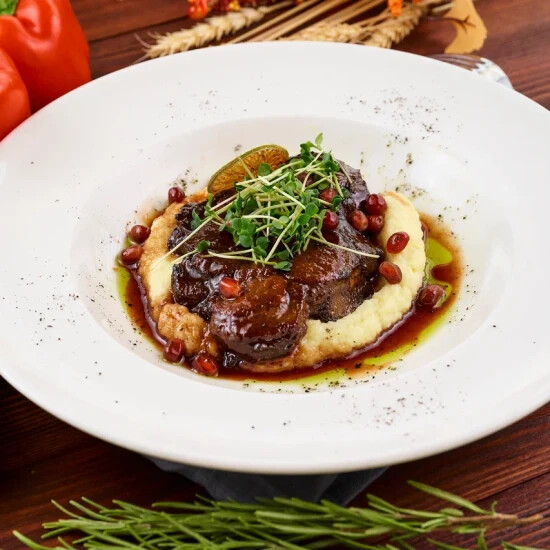 Стейк из свинины в гранатовой глазури с копченым пюре